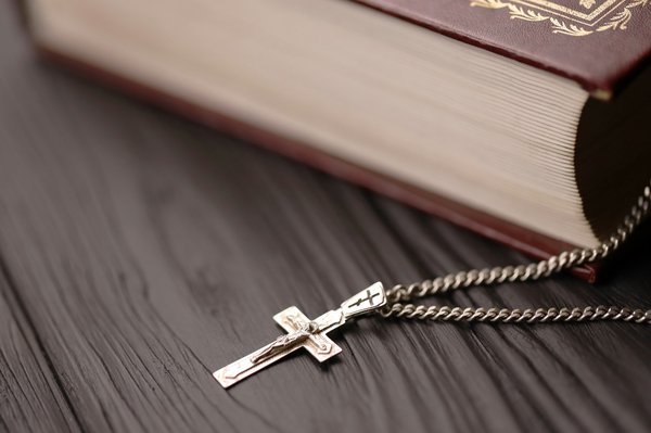 Les secrets pour choisir le parfait collier croix